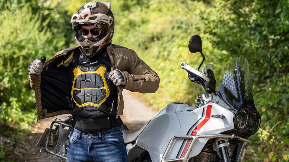 শীতকালে মোটরসাইকেল চালাতে যেসব গিয়ার ব্যবহার জরুরি