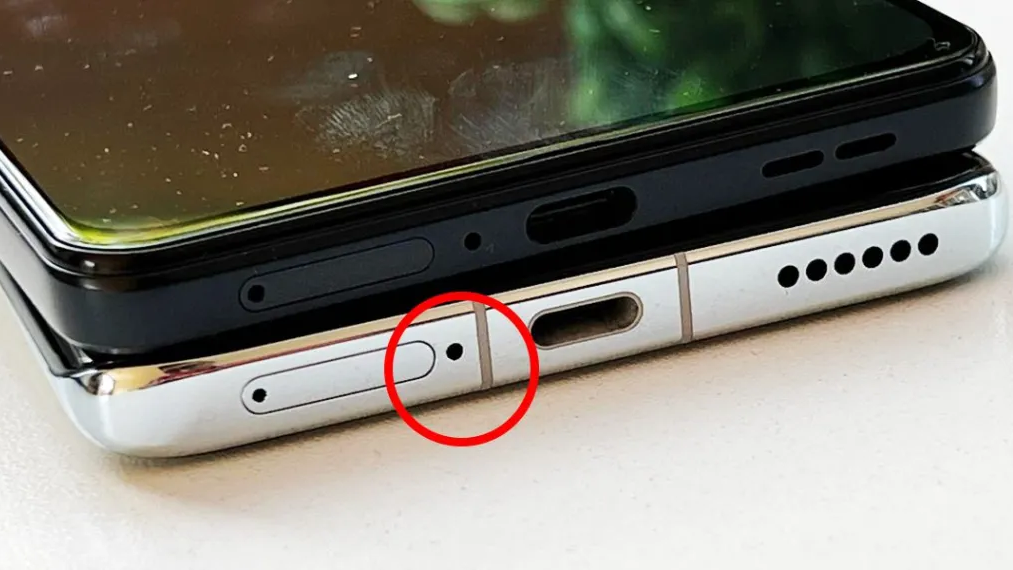 ফোনের চার্জিং পোর্টের পাশে এই ছোট্ট ছিদ্রের ব্যবহার অনেকেই জানেন না
