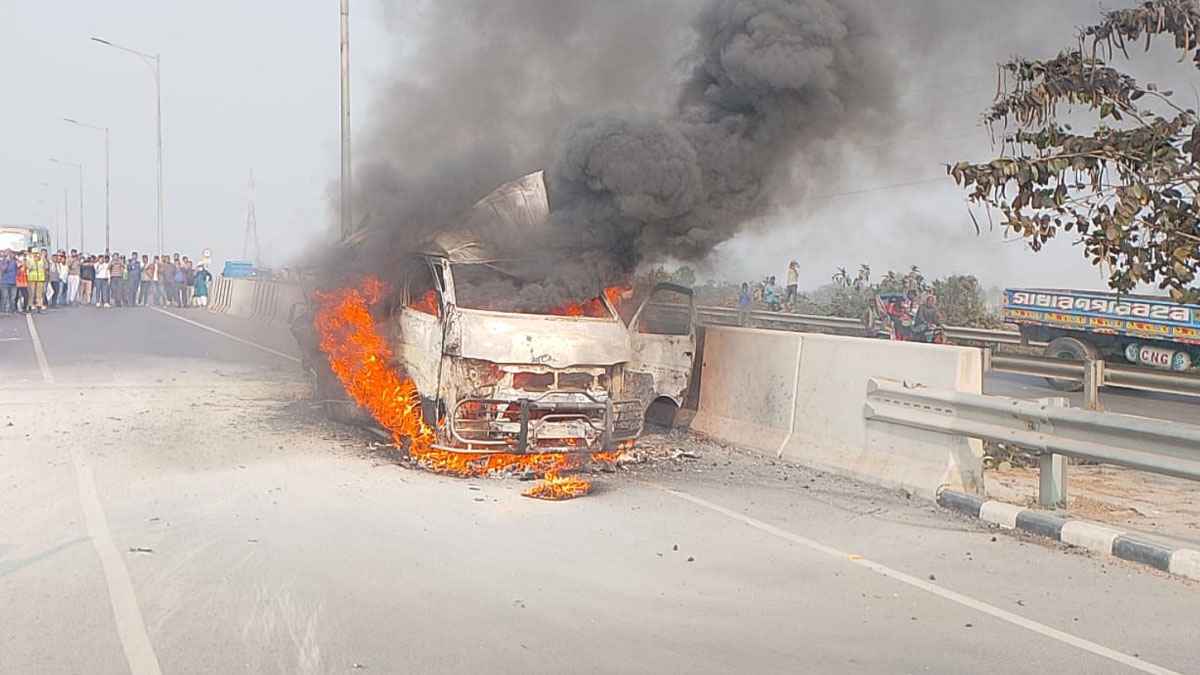 ঢাকা-মাওয়া এক্সপ্রেসওয়েতে অ্যাম্বুলেন্সে আগুন, রক্ষা পেলেন রোগীসহ ৭ জন