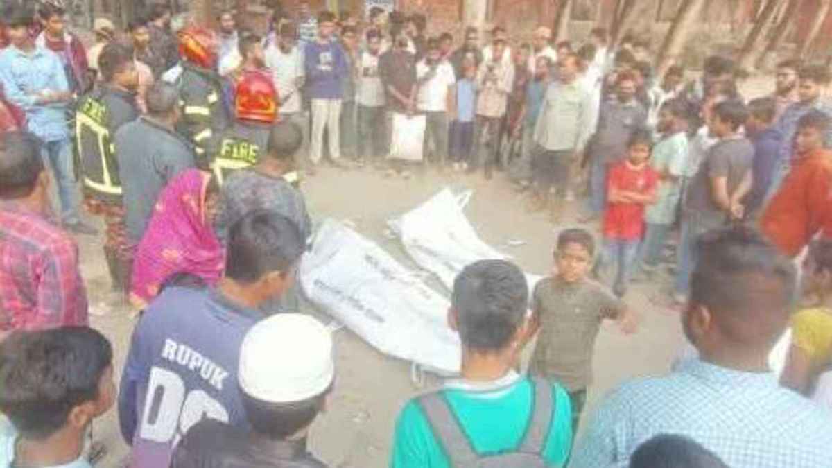 পরিত্যক্ত ল্যাম্পপোস্ট চুরি করতে গিয়ে বিদ্যুৎস্পৃষ্টে ২ যুবকের মৃত্যু