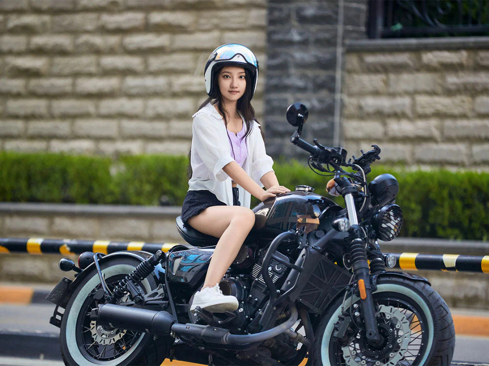 motorcycle-riding-guide-for-short-girls