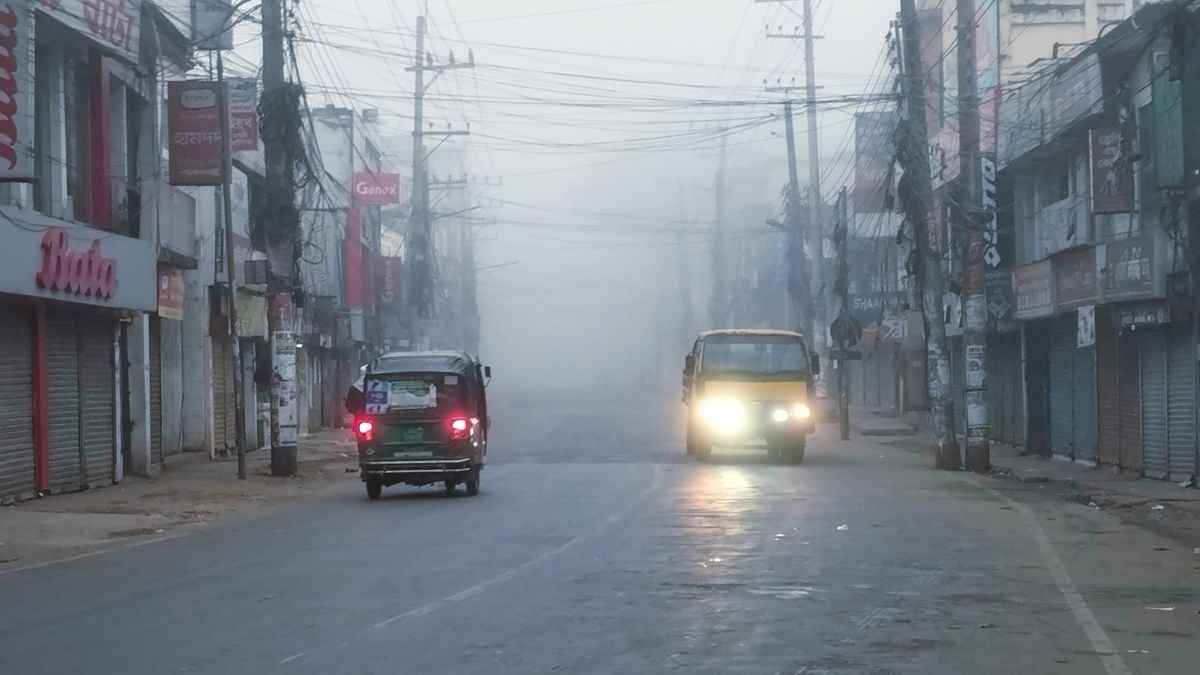 মৌলভীবাজারে কুয়াশার সঙ্গে যোগ হয়েছে হিমেল হাওয়া