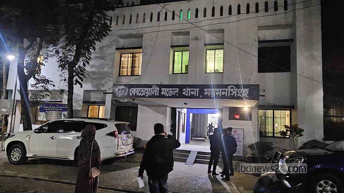 ময়মনসিংহে ৫ পুলিশ সদস্যকে কুপিয়ে হাতকড়া পরা আসামি ছিনতাই