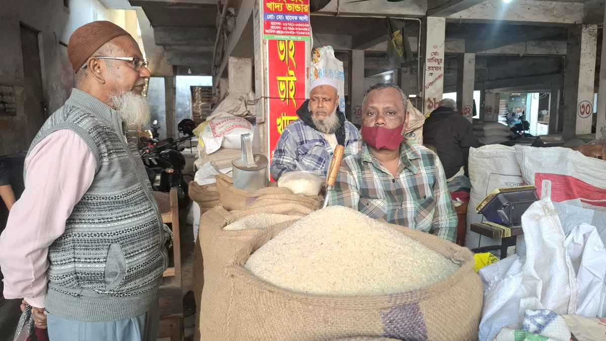 নওগাঁয় কেজিতে তিন থেকে চার টাকা বেড়েছে চালের দাম