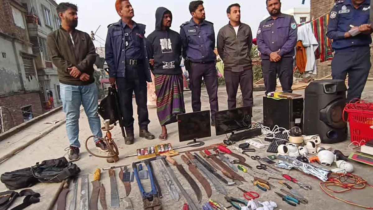 ফতুল্লায় অস্ত্র ও মাদকসহ ফাইটার মনির আটক