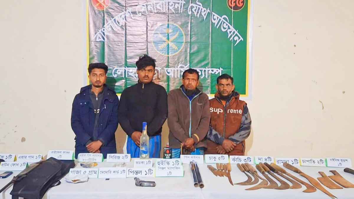 নড়াইলে যৌথবাহিনীর অভিযানে গ্রেফতার ৪, অস্ত্র-গুলি উদ্ধার