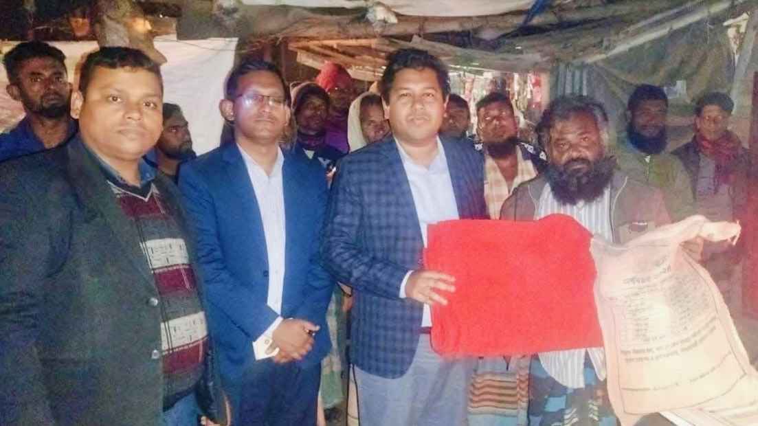 রাতে শীতবস্ত্র নিয়ে অসহায় মানুষের পাশে ইউএনও 