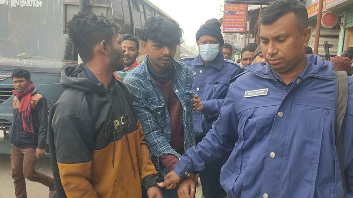 যাত্রীবাহী বাসে ছিনতাইয়ের সময় ছুরিসহ আটক ২