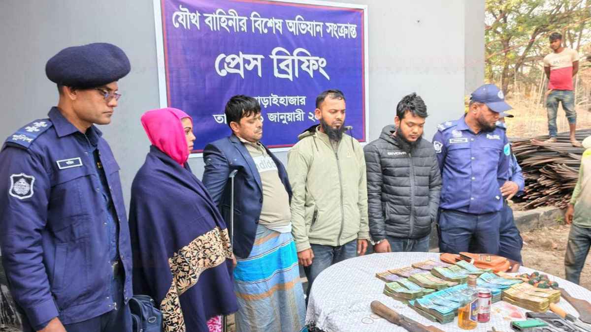 নারায়ণগঞ্জে অস্ত্র-মাদকসহ গ্রেফতার ৪, জব্দ হলো ১৬ লাখ টাকা