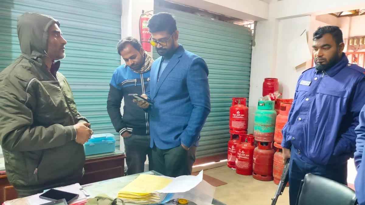 নওগাঁয় সিলিন্ডার গ্যাস ডিলারকে লাখ টাকা জরিমানা