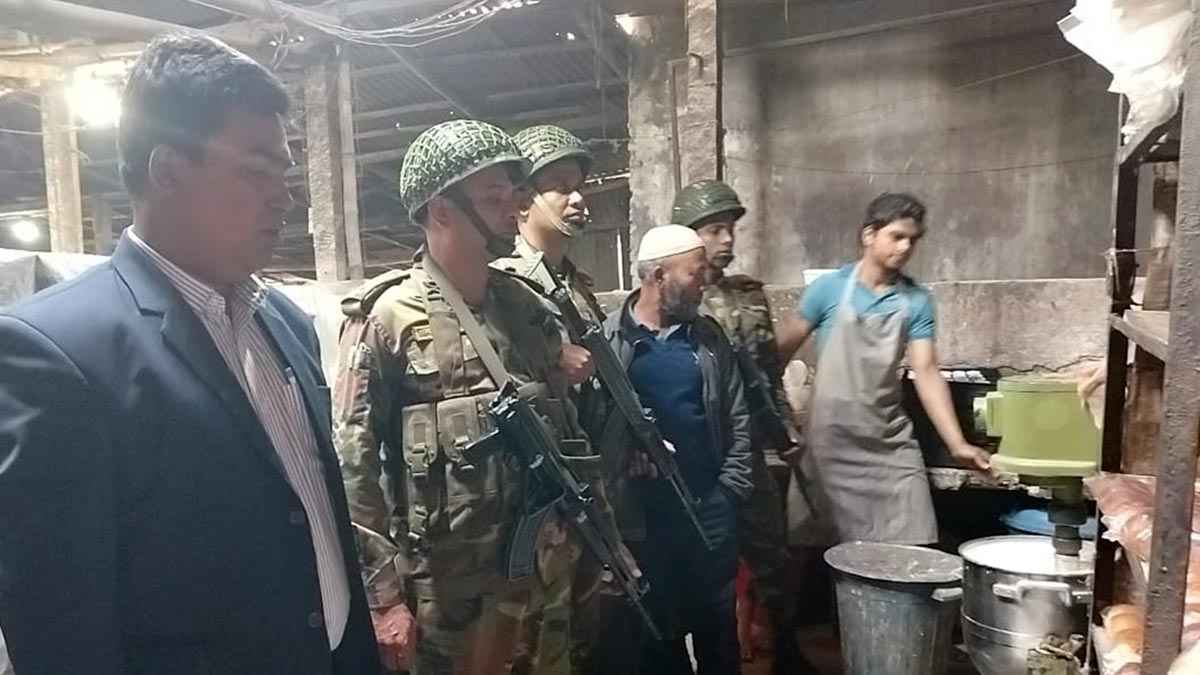 মেয়াদোত্তীর্ণ খাবার বিক্রির দায়ে চাঁদপুরে ৫ ব্যবসায়ীকে জরিমানা