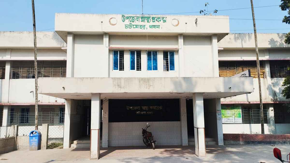 চাটমোহরে হাসপাতালে ঢুকে নার্সকে গলায় ছুরিকাঘাত করলেন স্বামী