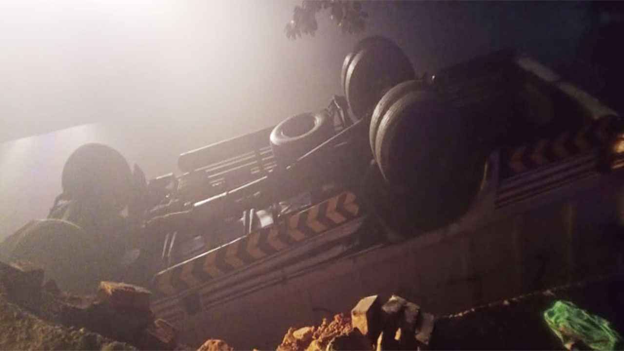 জানাজায় যাওয়ার পথে নিয়ন্ত্রণ হারিয়ে ট্রাক খালে, নিহত ১৪