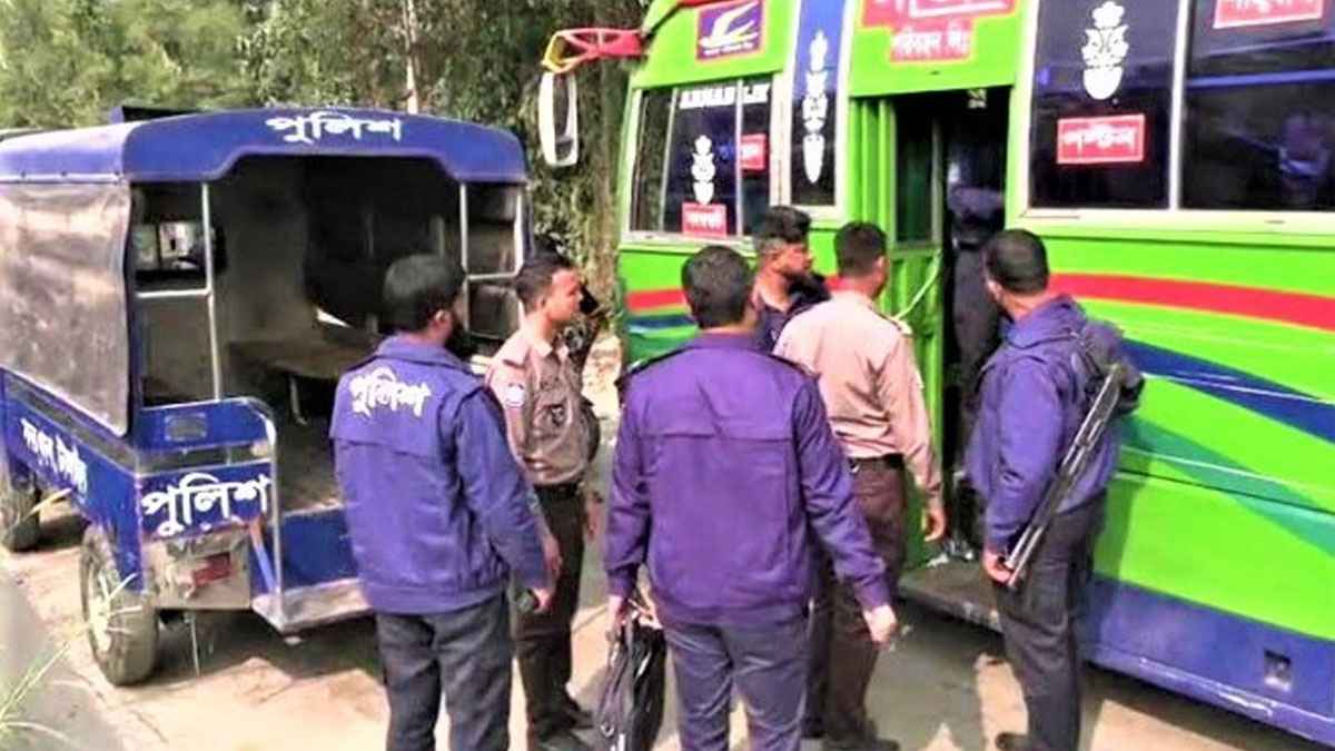 চলন্ত বাসে সংঘবদ্ধ ধর্ষণ, চালক ও হেলপারসহ গ্রেফতার ৩