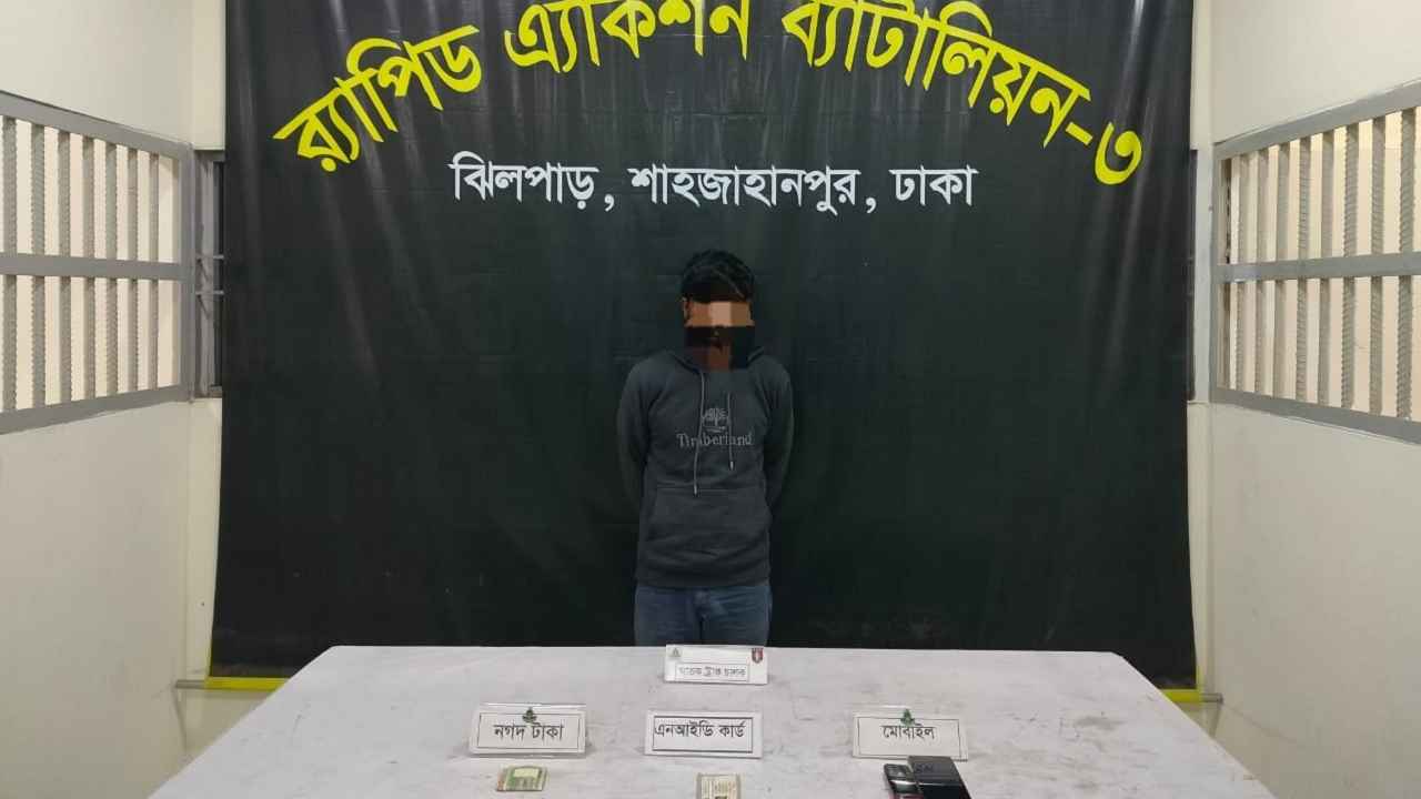 কাভার্ড ভ্যানের ধাক্কায় পুলিশ সদস্য নিহত, চালক গ্রেফতার