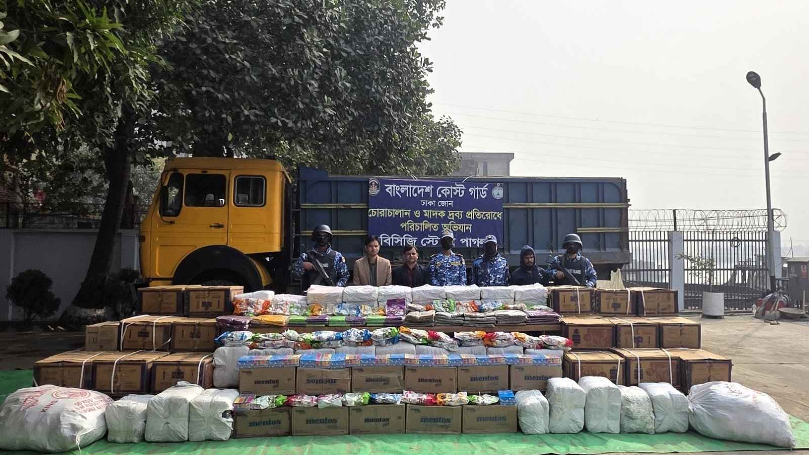 সোয়া কোটি টাকার ভারতীয় শাড়িসহ পাচারকারী আটক