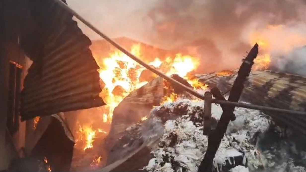 গাজীপুরে ঝুটের গুদামে ভয়াবহ আগুন, নিয়ন্ত্রণে ৬ ইউনিট