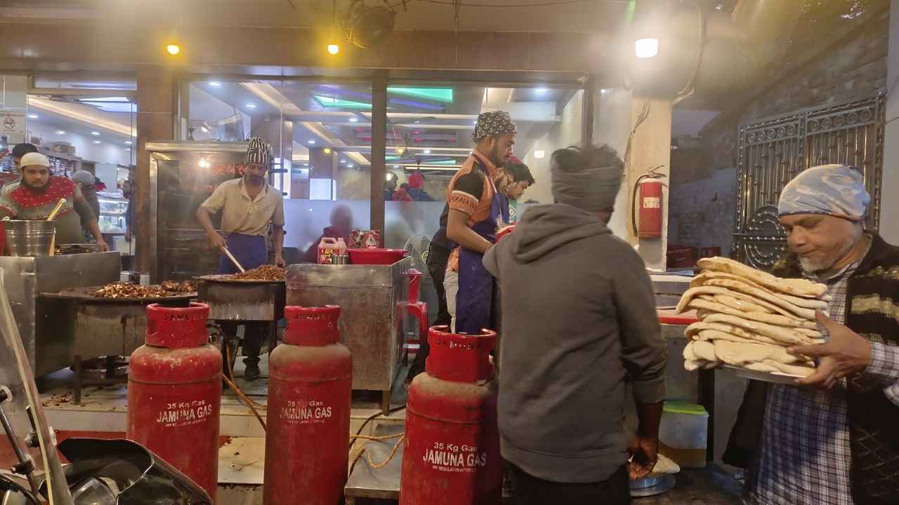 এলপিজি সংকটে হোটেলে বাড়ছে খাবার কেনার চাপ