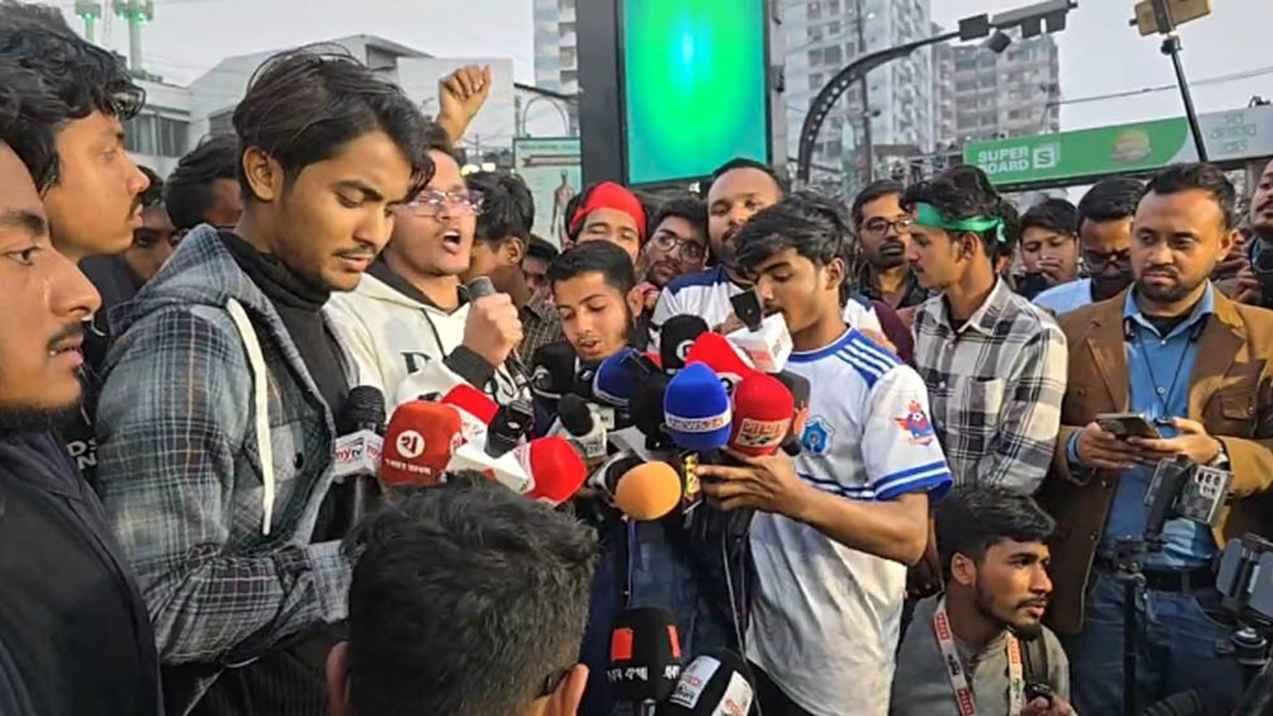 নতুন কর্মসূচি দিয়ে সড়ক ছাড়লেন সাত কলেজের শিক্ষর্থীরা