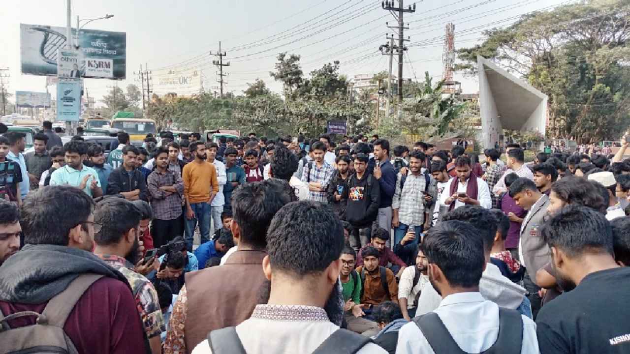 শাকসু নির্বাচন স্থগিতের প্রতিবাদে সিলেটে মহাসড়ক অবরোধ, তীব্র যানজট