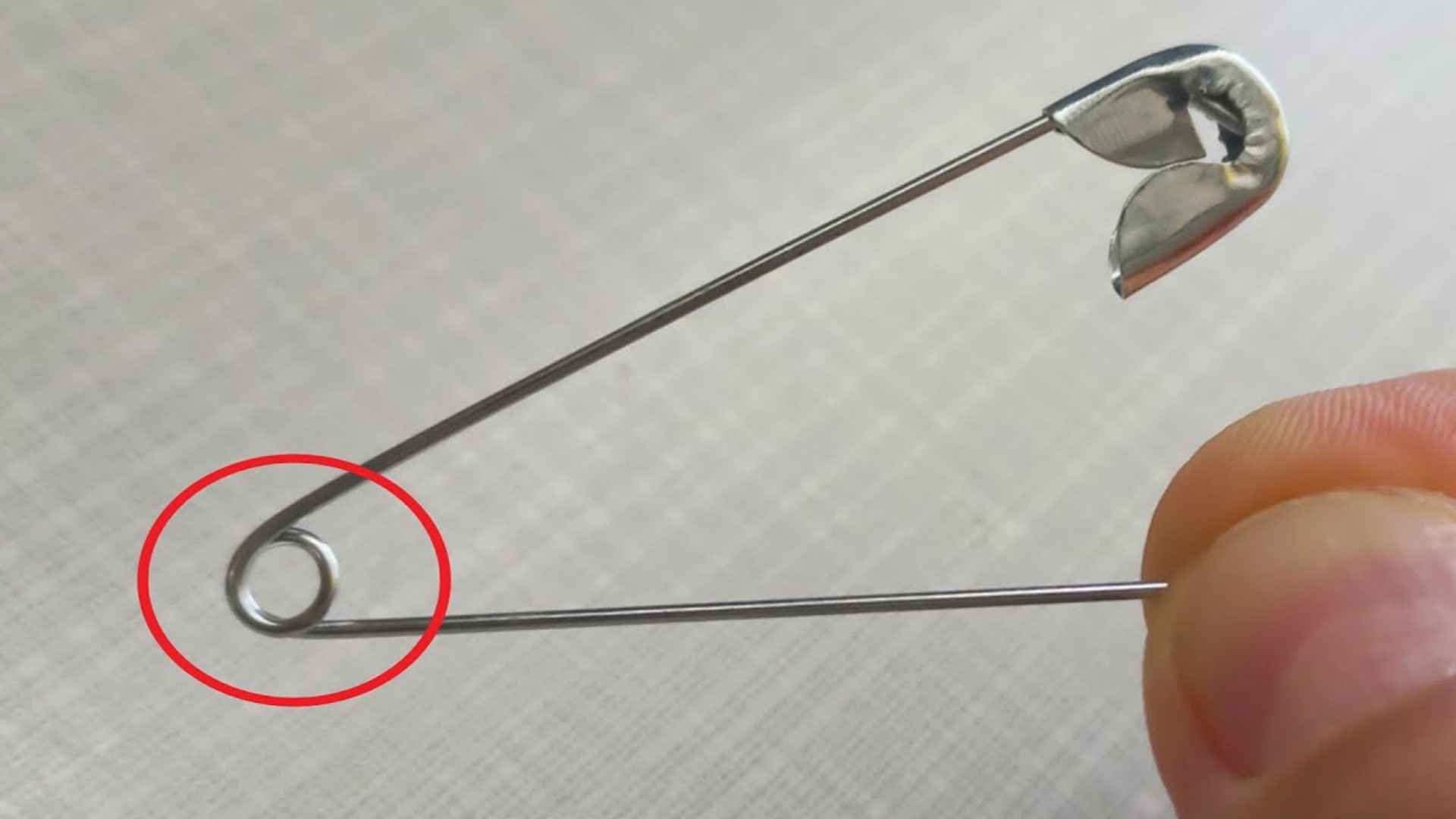 সেফটি পিনের নিচের অংশ গোলাকার হয় কেন?