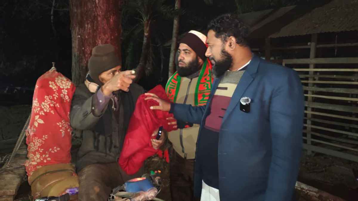 গভীর রাতে পিরোজপুরে শীতার্ত ছিন্নমূল মানুষের পাশে জামায়াত