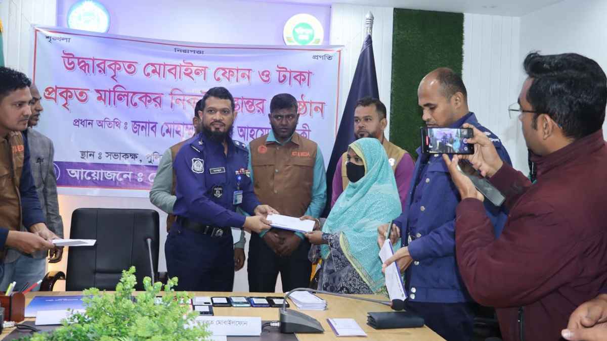 পিরোজপুর ২২ মোবাইলসহ বিকাশ প্রতারণার ১৮ হাজার টাকা জব্দ