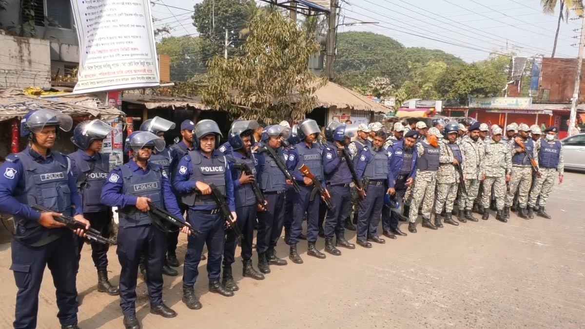 ঝিনাইদহে নির্বাচন সামনে রেখে নিরাপত্তা জোরদারে পুলিশের মহড়া