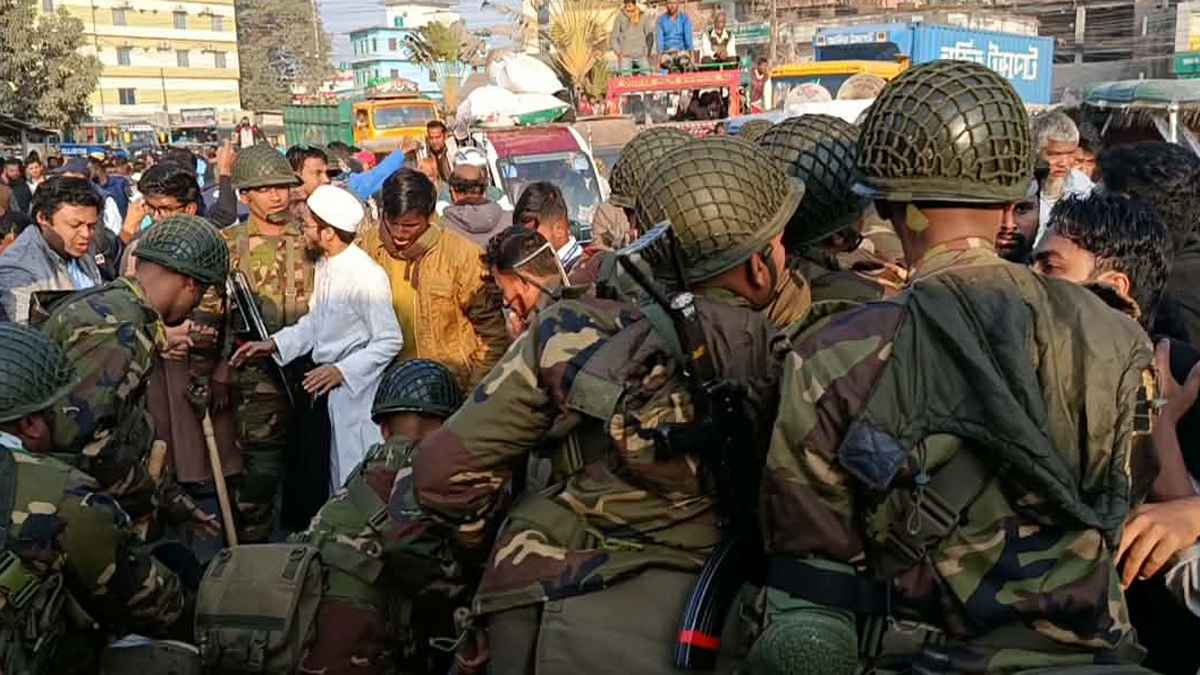 পঞ্চগড়ে হাদি হত্যার বিচারের দাবিতে ডাকা কর্মসূচিতে লাঠিচার্জ, আহত ২০