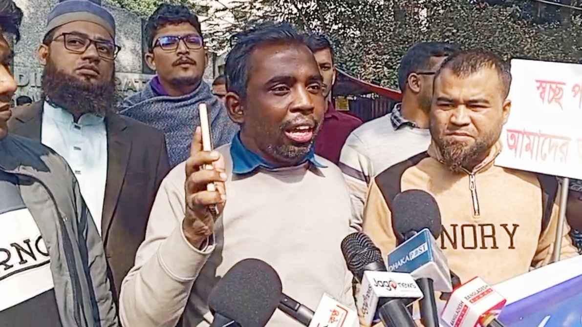 প্রাথমিক শিক্ষক নিয়োগ পরীক্ষায় প্রশ্নফাঁসের অভিযোগে ডিপিই ঘেরাও