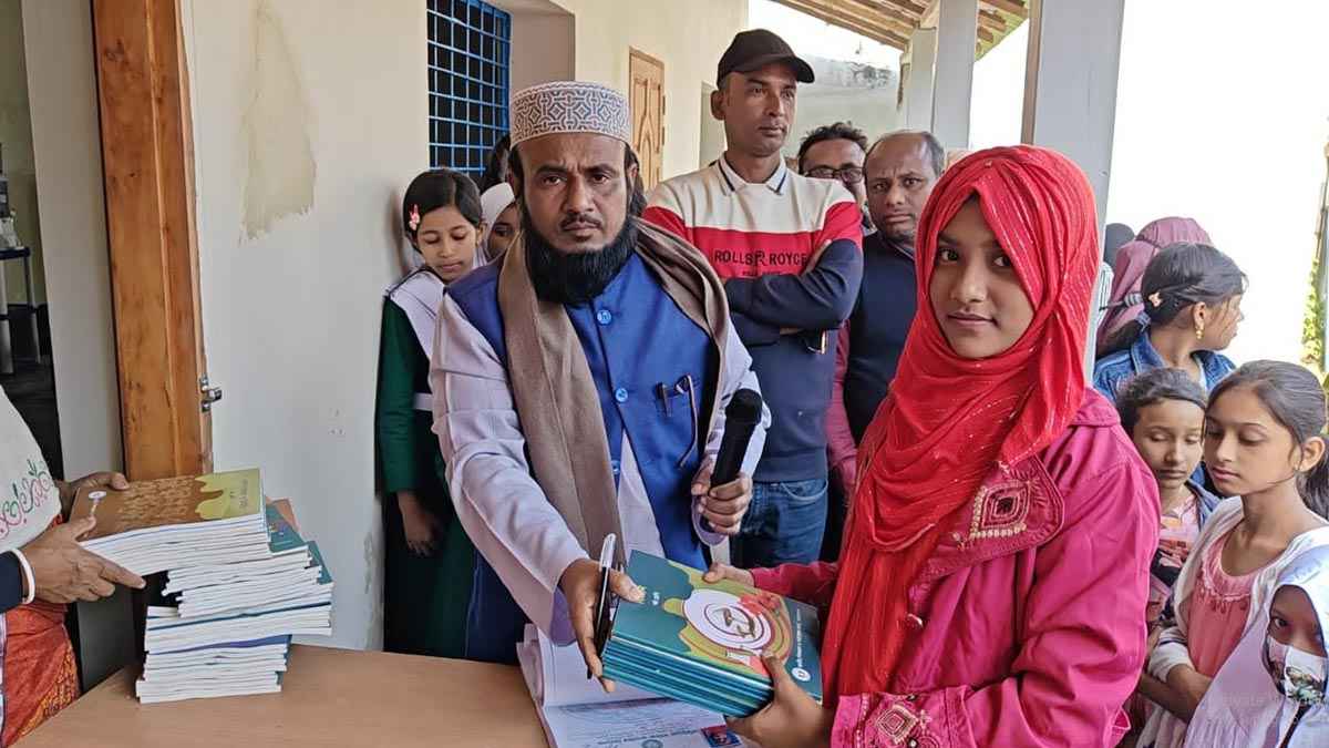 পিরোজপুরে শিক্ষার্থীদের মধ্যে নতুন বই বিতরণ