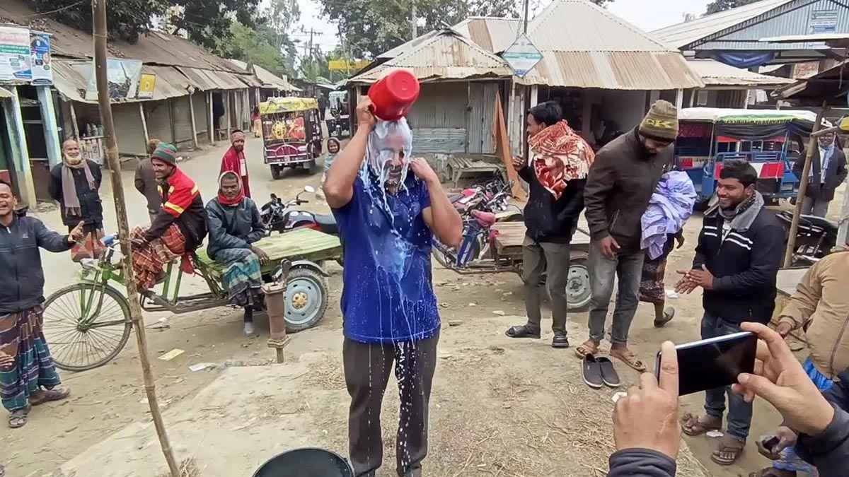 রংপুরে দুধ দিয়ে গোসল করে বিএনপি নেতার পদত্যাগ