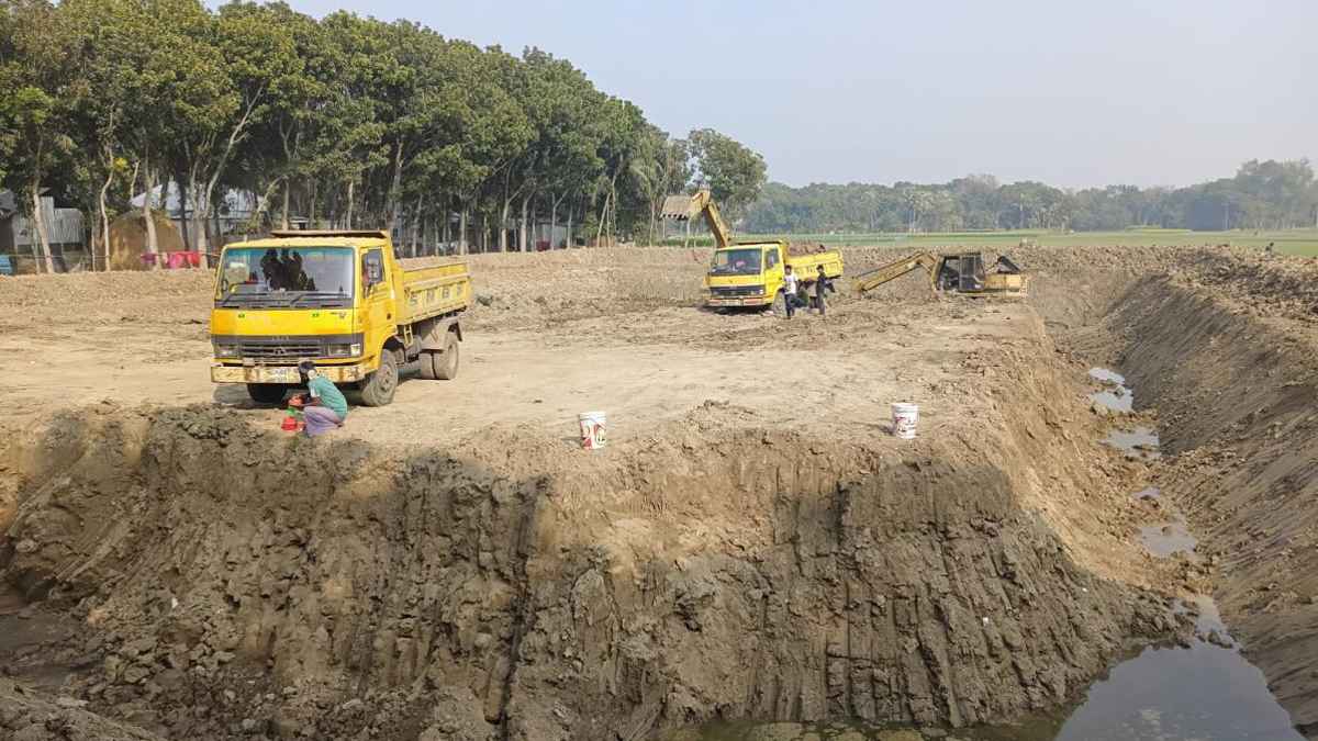 রাজবাড়ীতে অবাধে কৃষি জমি থেকে মাটি কেটে ইটভাটায় বিক্রি