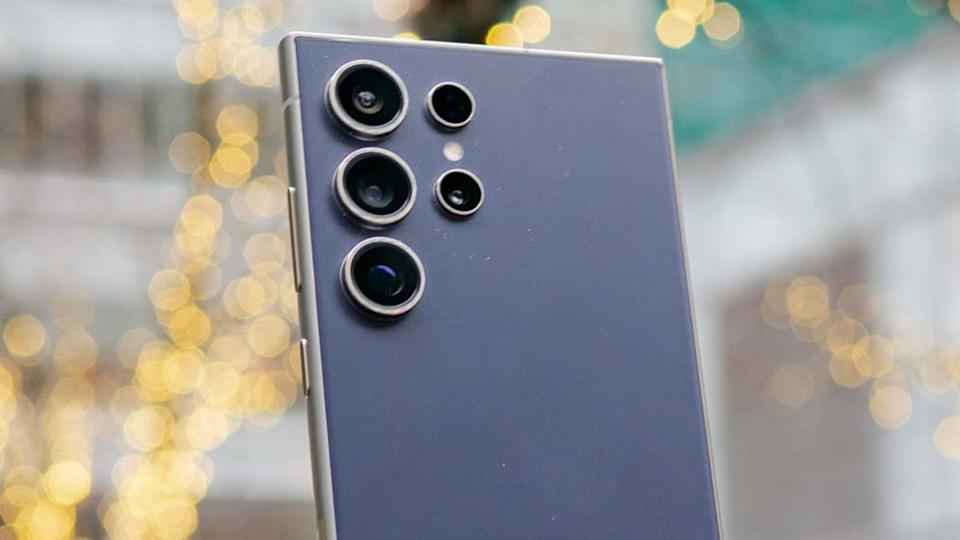 গ্যালাক্সি এস২৬: দাম না কি ফিচার, কোন দিকে ঝুঁকছে স্যামসাং?