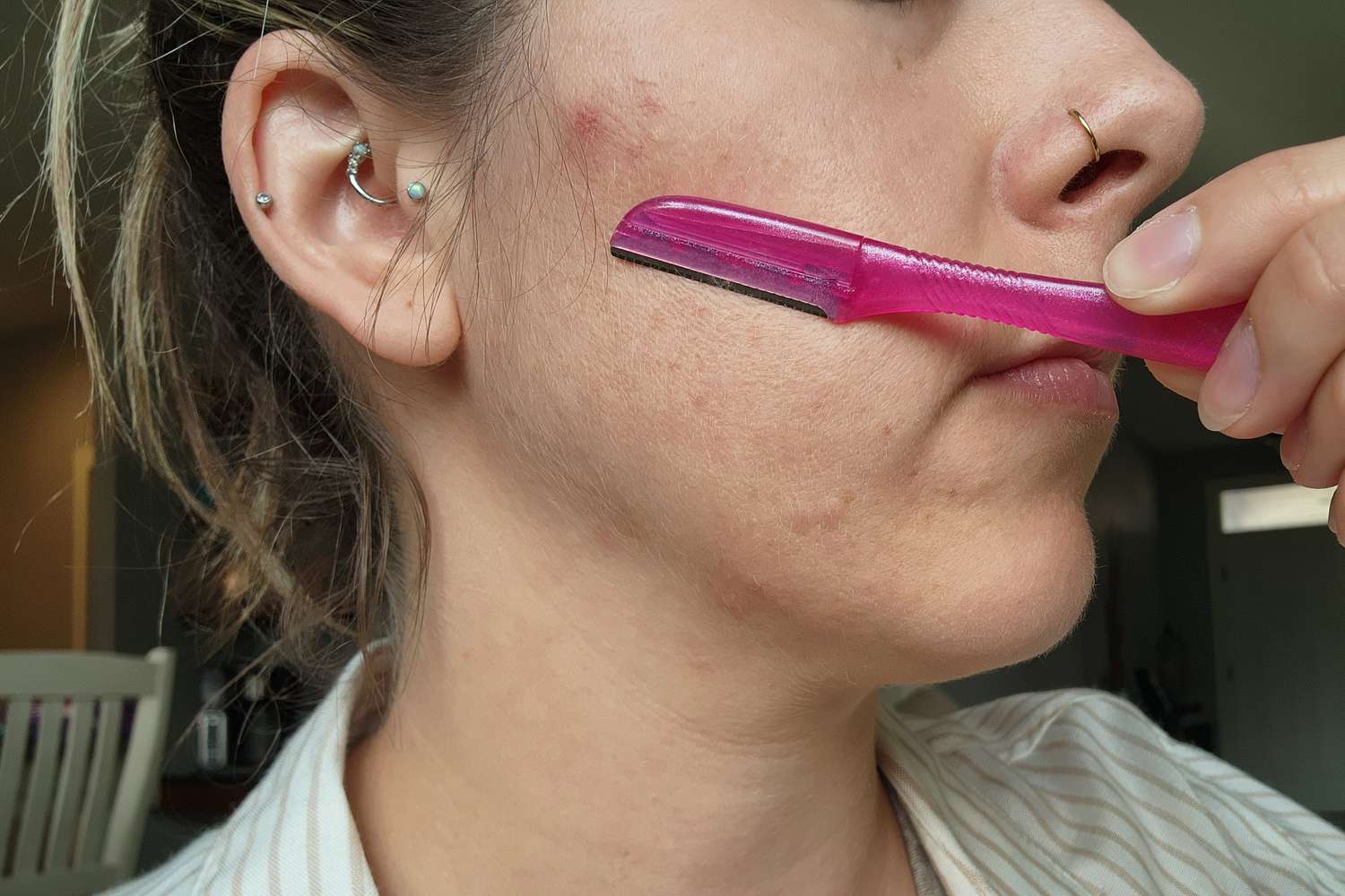 shp-facial-hair-removers-test-schick-hydro-silk-touch-up-exfoliating-dermaplaning-tool-alicia-dolieslager-10-623589395ac24d7694e48fd790da3f50