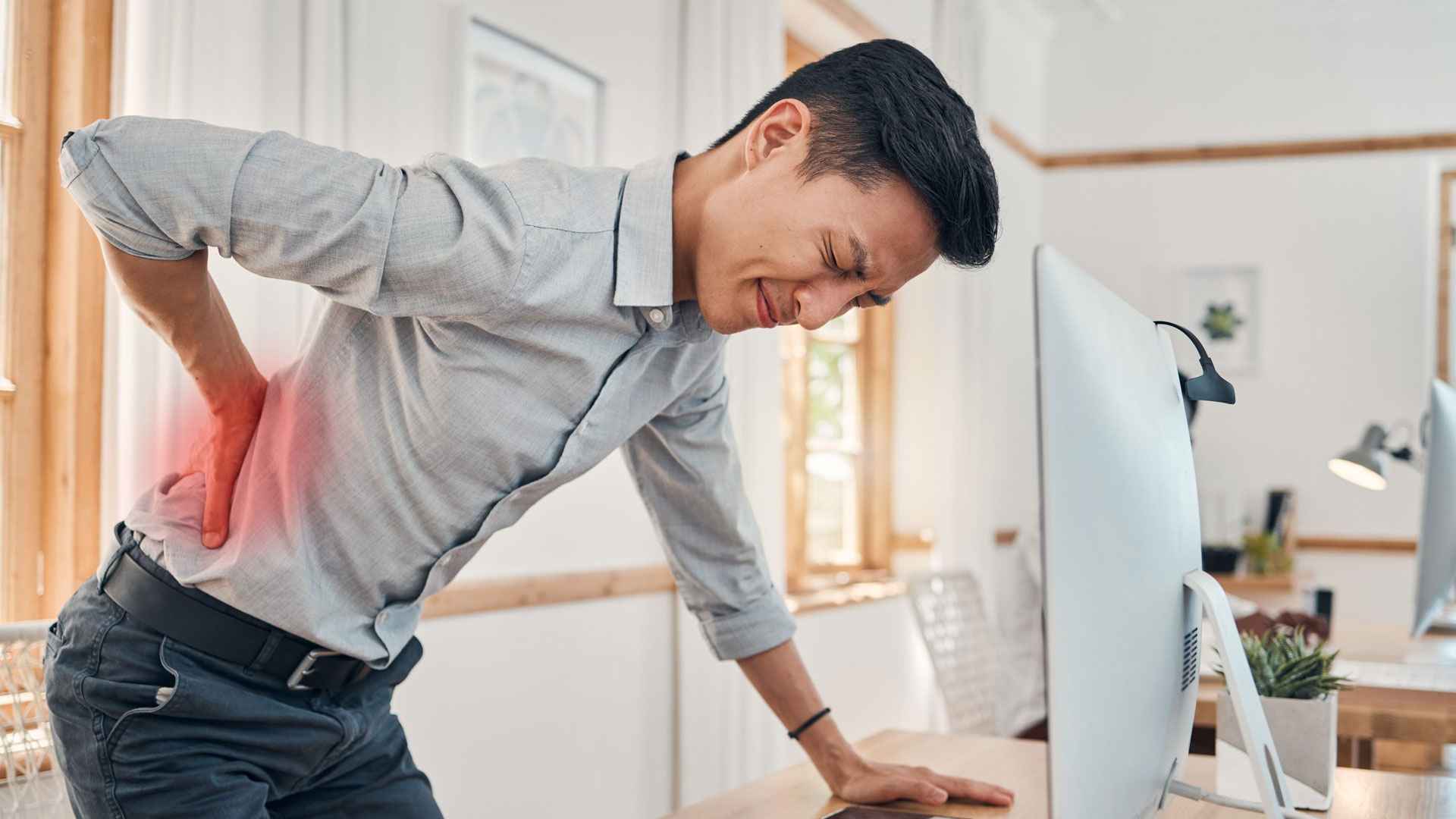 একটানা বসে কাজ, নীরবে নষ্ট হচ্ছে মেরুদণ্ড