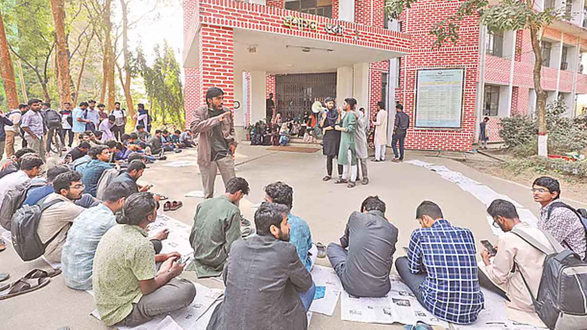 সাড়ে ১২ ঘণ্টা পর অবরুদ্ধ দশা থেকে মুক্ত ভিসি ও কর্মকর্তারা