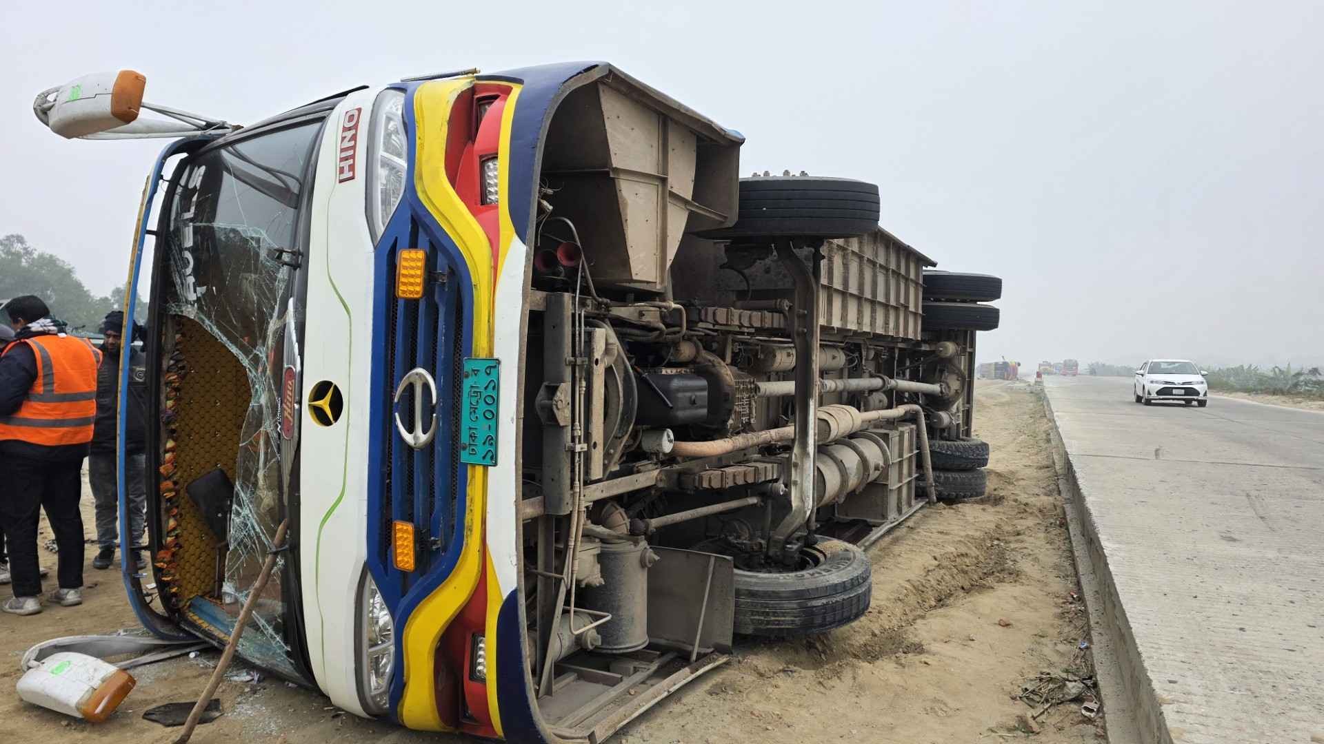 যমুনা সেতুসহ মহাসড়কে পরপর ৪ স্থানে দুর্ঘটনা, ২ ঘণ্টা টোল আদায় বন্ধ