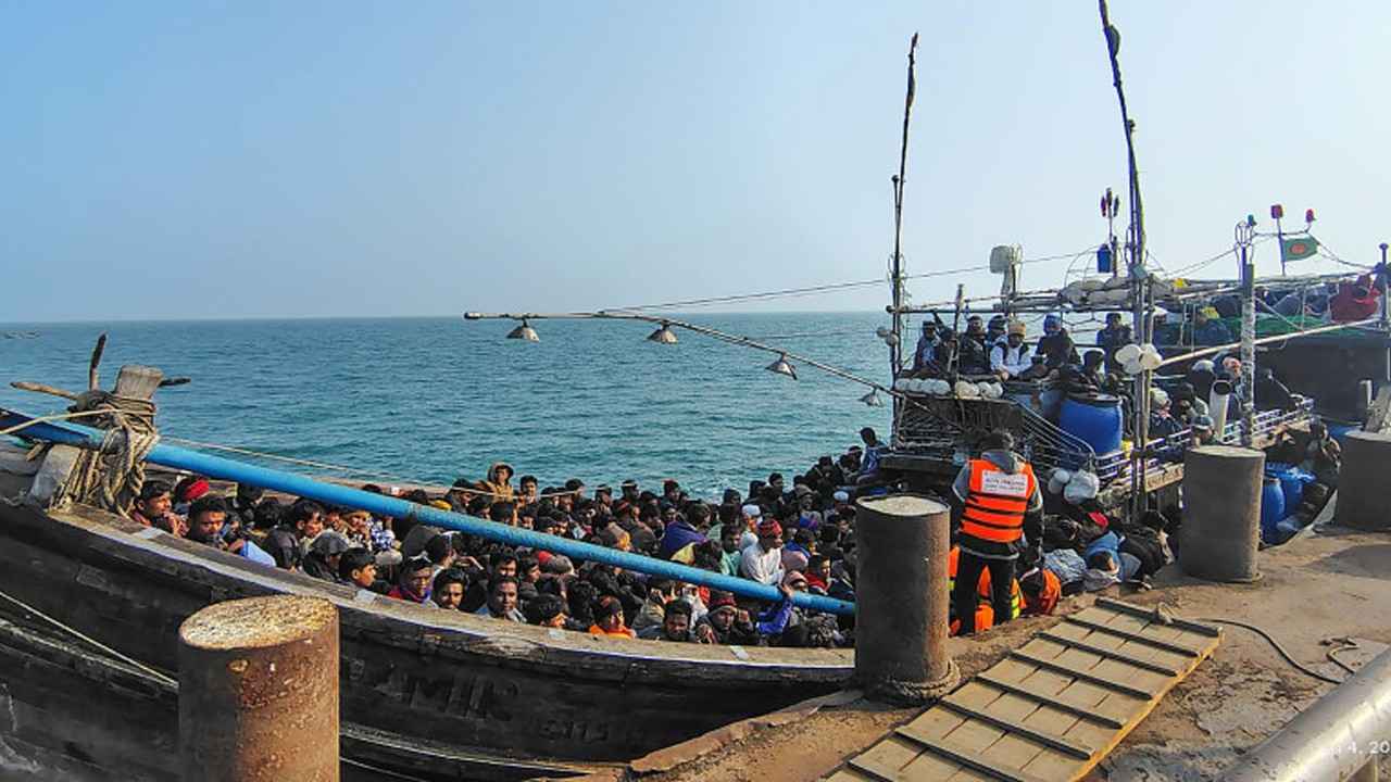 সমুদ্রপথে অবৈধভাবে বিদেশ যাত্রাকালে ২৭৩ জন আটক