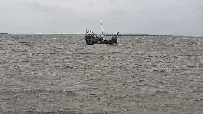কুতুবদিয়ায় ফিশিং ট্রলারডুবি: দুই জেলের মরদেহ উদ্ধার, নিখোঁজ এক