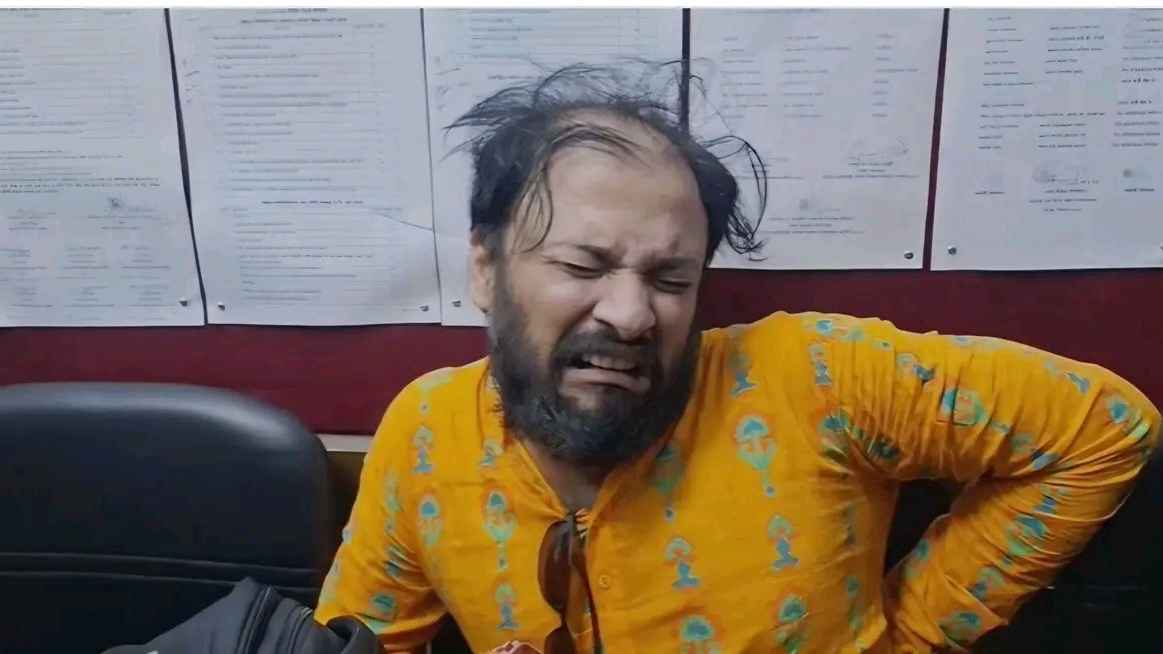 পরীক্ষার হল থেকে পালাতে গিয়ে শিক্ষক আটক