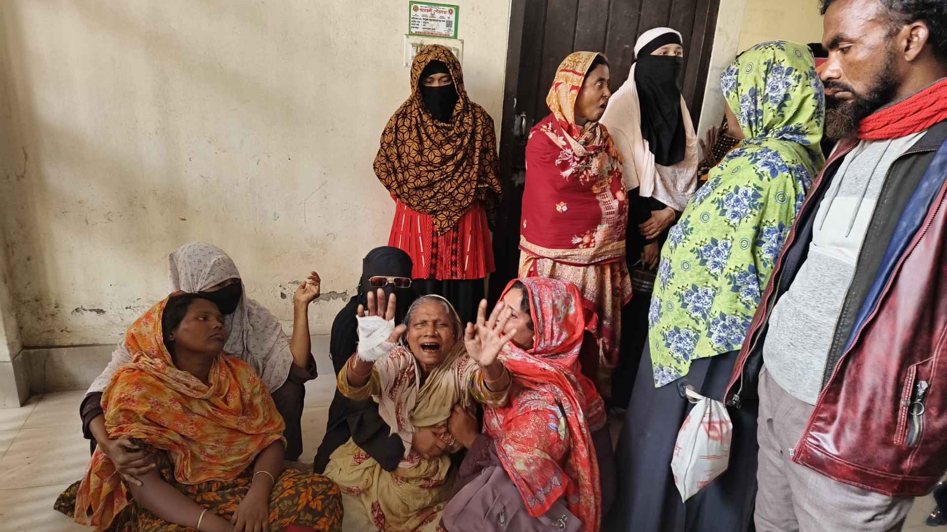 বরগুনায় দুই ভাইয়ের বিরোধ থামাতে গিয়ে ছুরিকাঘাতে চাচাতো ভাই খুন, আটক ২