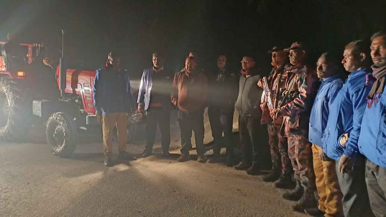 তেঁতুলিয়ায় অবৈধভাবে পাথর-বালু উত্তোলন, ড্রেজার মেশিন জব্দ