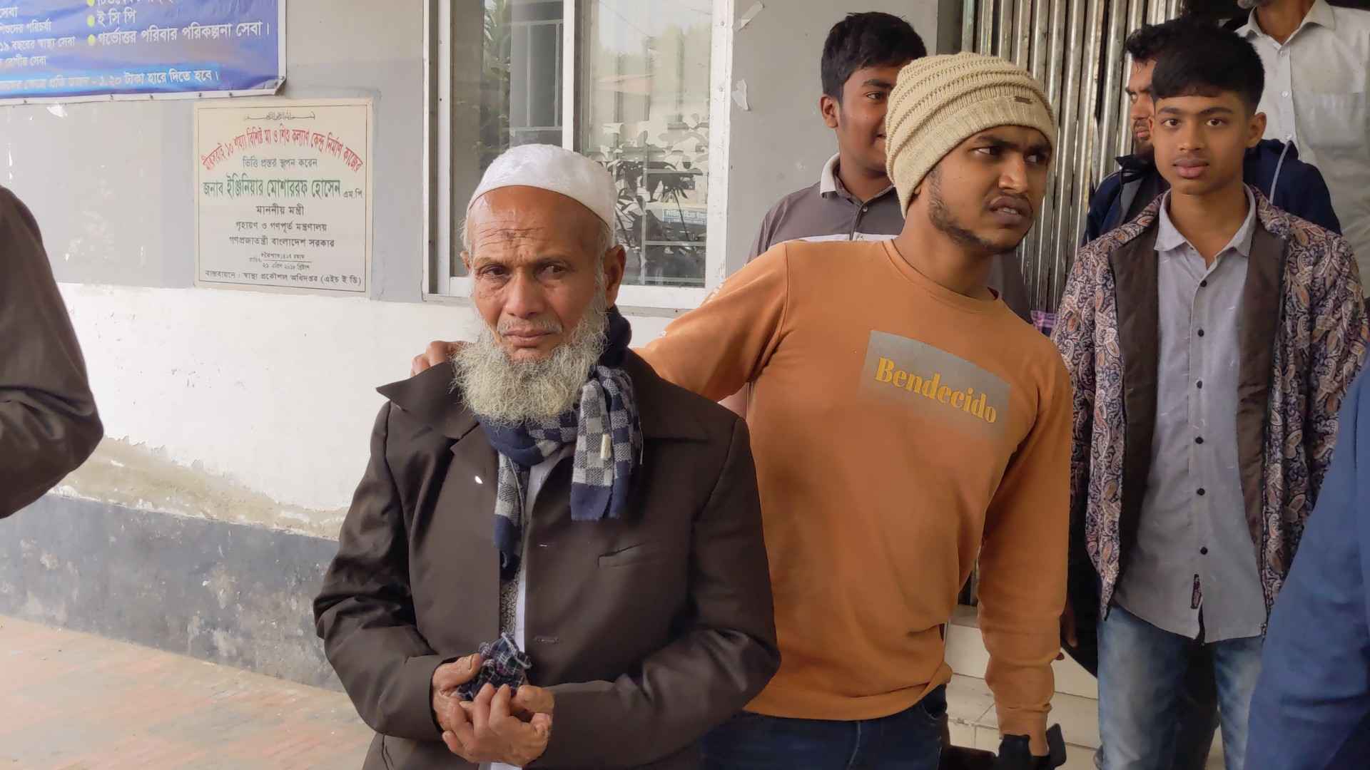 মিরসরাইয়ে ব্যাংক থেকে বের হতেই বৃদ্ধের লাখ টাকা ছিনতাই