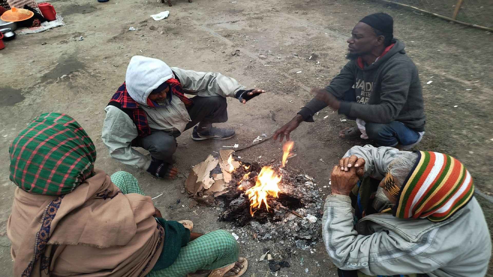 গাইবান্ধায় খড়কুটো জ্বালিয়ে শীত নিবারণের চেষ্টা দুস্থদের