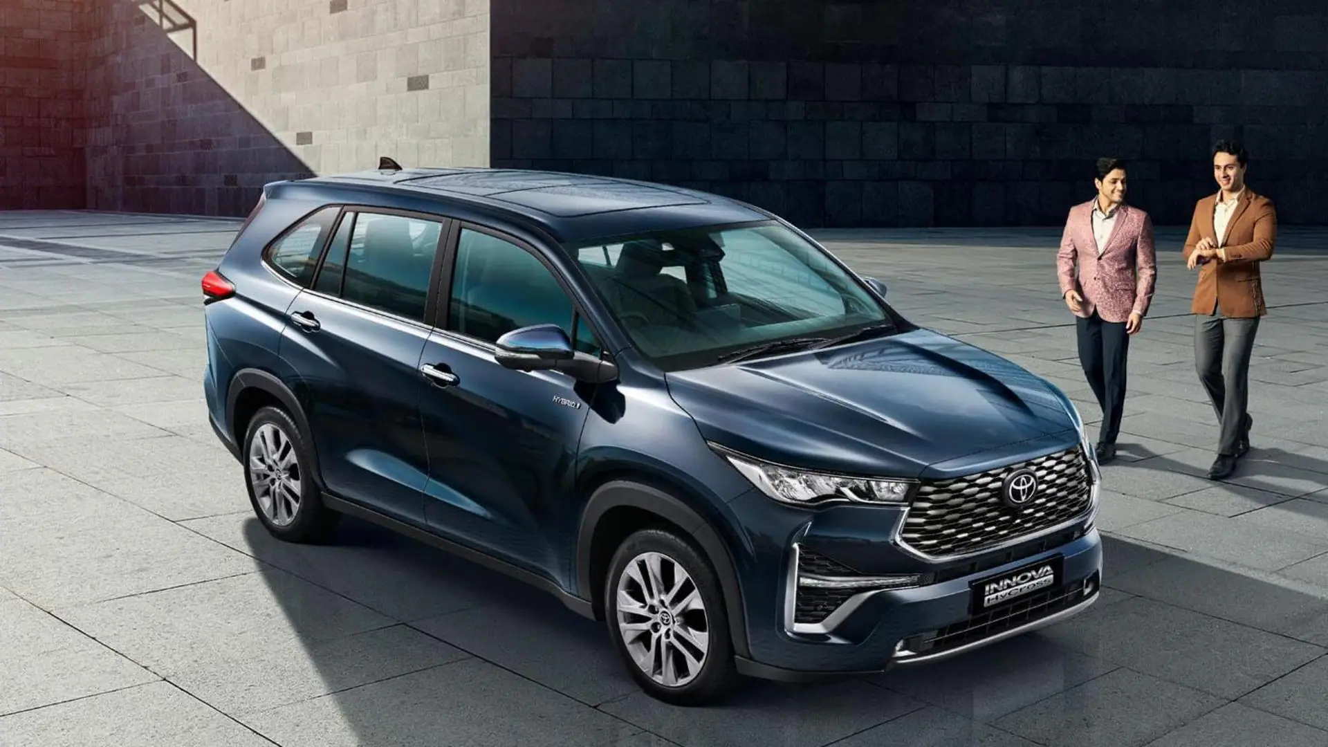 এক ট্যাংক জ্বালানিতে ১২০০ কিমি! বাজারে চমক দিচ্ছে টয়োটা ইনোভা হাইক্রস