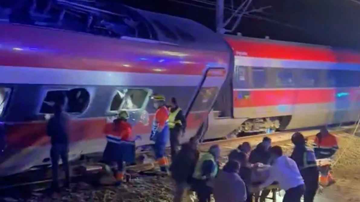 লাইনচ্যুত ট্রেনের সঙ্গে আরেক ট্রেনের ভয়াবহ সংঘর্ষ, নিহত ২১
