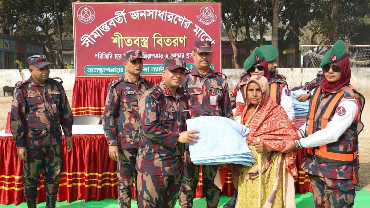 চুয়াডাঙ্গায় বিজিবির মানবিক উদ্যোগ, ৪০০ শীতার্ত পেলেন কম্বল