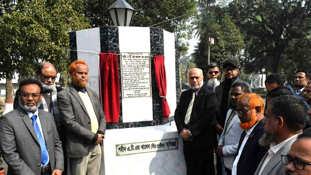 বাকৃবিতে ‘বীর প্রতীক এটিএম খালেদ’ স্মৃতিস্তম্ভের সংস্কারকাজ উদ্বোধন