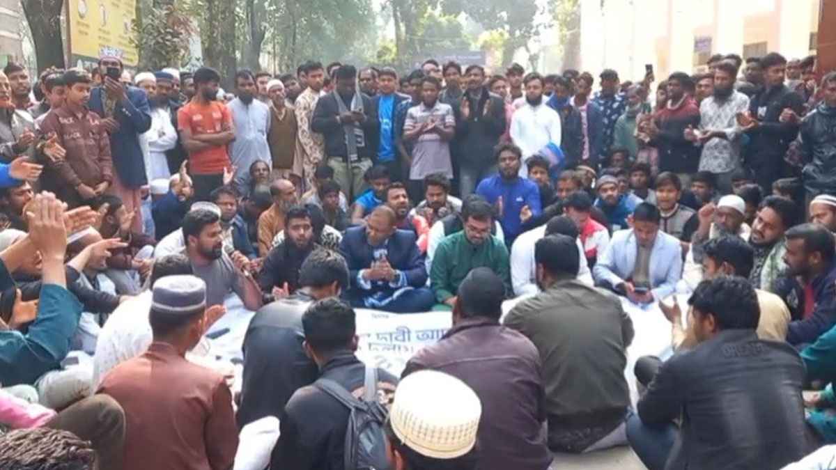 পঞ্চগড়ে দ্বিতীয় দিনের মতো রিটার্নিং কর্মকর্তার কার্যালয় ঘেরাও